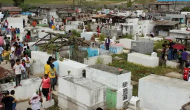 Dabawenyos visit cemeteries while adhering to rigorous rules