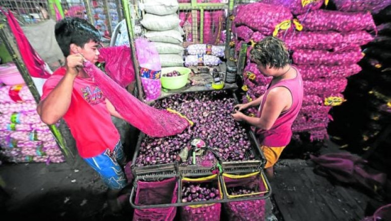 Vendors anticipate lower onion costs as the government permits the importing of the item