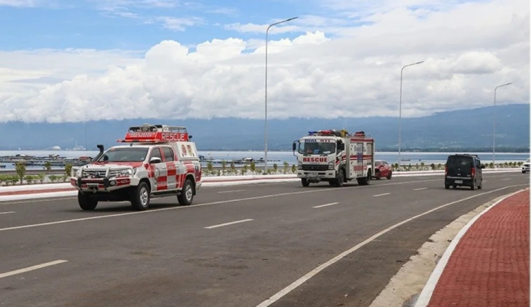 Public warned: Avoid the center of the coastal road