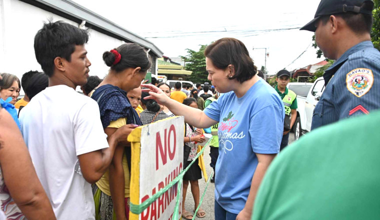 40,000 people attend the annual Duterte Christmas gift-giving, and Vice President Sara interacts with the crowd